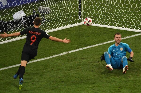 Слева направо: Андрей Крамарич (Хорватия) и вратарь Игорь Акинфеев (Россия) в матче 1/4 финала чемпионата мира по футболу между сборными России и Хорватии. - Sputnik Латвия