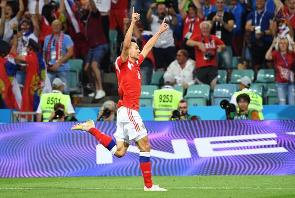 Автор гола Денис Черышев (Россия) радуется в матче 1/4 финала чемпионата мира по футболу между сборными России и Хорватии. - Sputnik Латвия