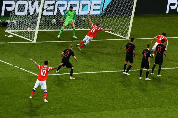 Справа - Марио Фернандес (Россия) забивает гол в матче 1/4 финала чемпионата мира по футболу между сборными России и Хорватии. - Sputnik Латвия