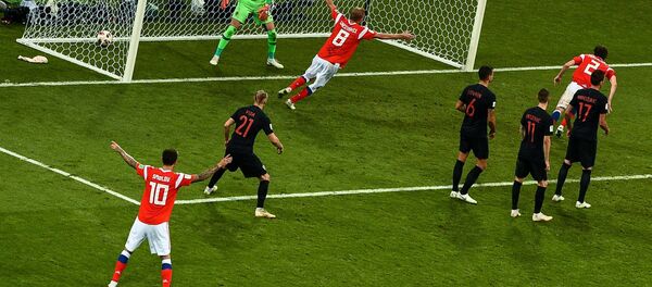 Справа - Марио Фернандес (Россия) забивает гол в матче 1/4 финала чемпионата мира по футболу между сборными России и Хорватии. - Sputnik Латвия