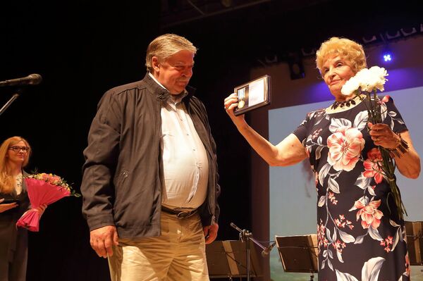 Поздравить Валентину Пикуль пришел посол России в Латвии Евгений Лукьянов Поздравить Валентину Пикуль пришел посол России в Латвии Евгений Лукьянов - Sputnik Латвия