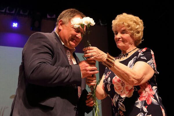 Председатель Оргкомитета по подготовке и проведению юбилея писателя Игорь Зуев и Антонина Пикуль Председатель Оргкомитета по подготовке и проведению юбилея писателя Игорь Зуев и Антонина Пикуль - Sputnik Латвия