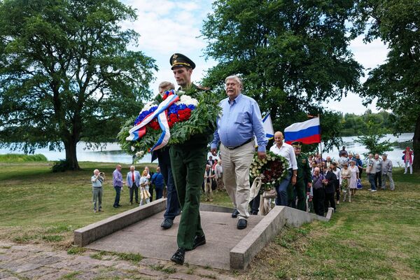 Посол России в Латвии Евгений Лукьянов перед памятником русским воинам на Луцавсале - Sputnik Латвия