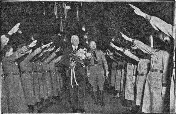 8 января 1938 года президент Карлис Улманис посетил елку рижских мазпулков — детской патриотической организации — в Доме спорта - Sputnik Латвия