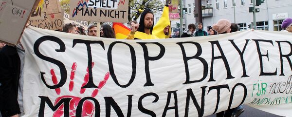 Участники акции в Берлине против американского концерна Monsanto — компании, которая производит трансгенные семена растений. Участники акции в Берлине против американского концерна Monsanto — компании, которая производит трансгенные семена растений. - Sputnik Latvija