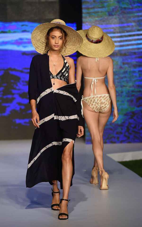 Модель представляет коллекцию дизайнера Lapard на Неделе пляжной моды в Коломбо, Шри-Ланка - Sputnik Латвия