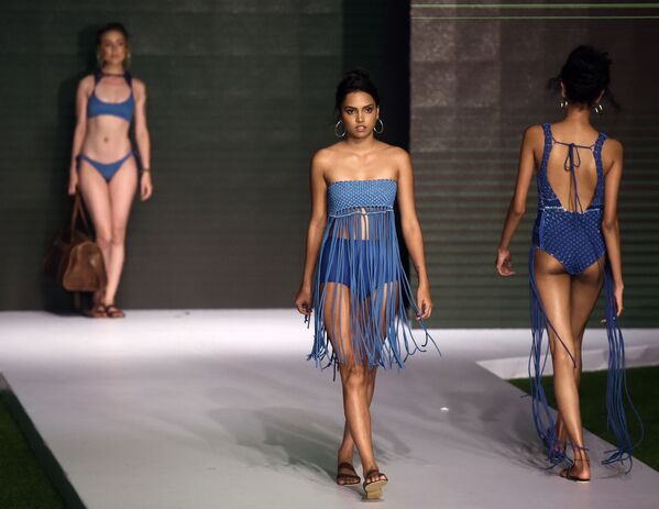 Модели представляют коллекцию дизайнера Lapard на Наделе пляжной моды в Коломбо, Шри-Ланка - Sputnik Латвия