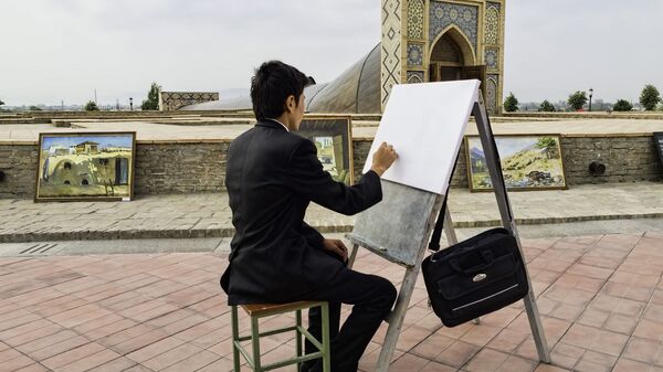Художник на пленэре в центре Самарканда, Узбекистан - Sputnik Латвия