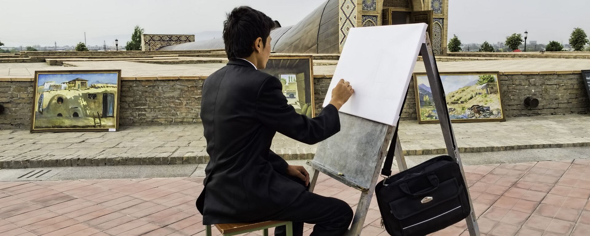 Художник на пленэре в центре Самарканда, Узбекистан - Sputnik Латвия, 1920, 15.10.2025