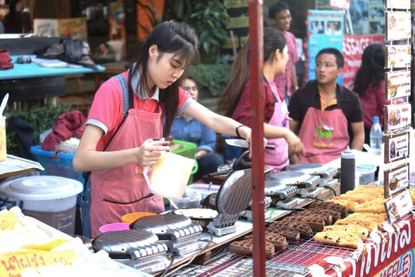 Рынок выходного дня в городе Чиангмай, Таиланд - Sputnik Латвия
