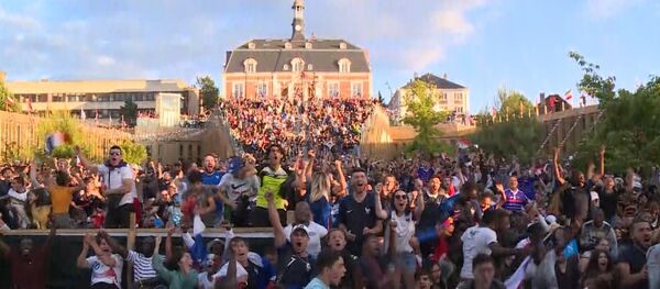 Французы празднуют победу сборной над Бельгией на ЧМ по футболу - 2018 - Sputnik Латвия