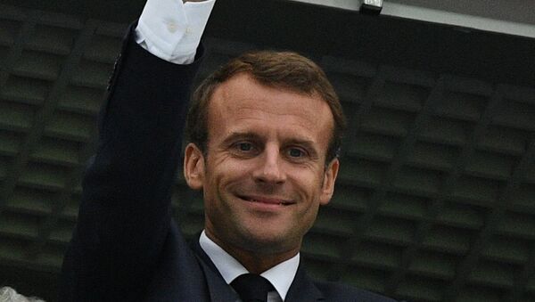 Президент Франции Эммануэль Макрон на зрительской трибуне перед полуфинальным матчем чемпионата мира по футболу между сборными Франции и Бельгии. - Sputnik Латвия