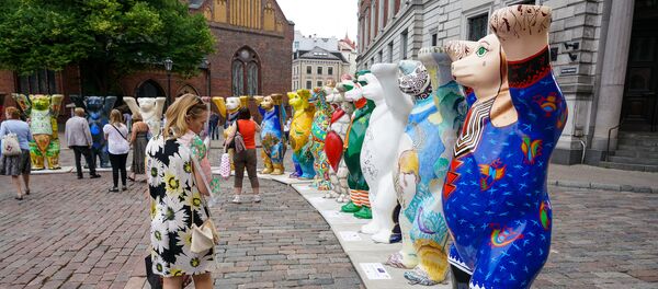 Выставка берлинских мишек United Buddy Bears на Домской площади в Риге - Sputnik Латвия