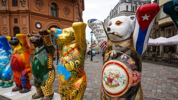 «Русский медведь» на выставке берлинских мишек United Buddy Bears на Домской площади в Риге  - Sputnik Латвия