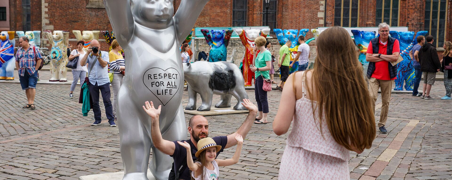 Гуманистический мишка на выставке United Buddy Bears в Риге - Sputnik Латвия, 1920, 17.01.2026