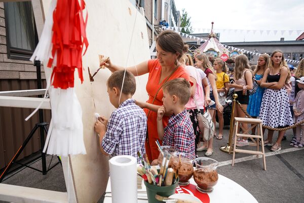 Творческая мастерская для детей на празднике шоколада во дворе фабрики Laima Творческая мастерская для детей на празднике шоколада во дворе фабрики Laima - Sputnik Латвия