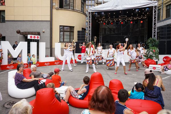 Выступление зажигательных барабанщиков на празднике шоколада во дворе фабрики Laima Выступление зажигательных барабанщиков на празднике шоколада во дворе фабрики Laima - Sputnik Латвия