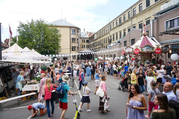 Небольшой двор фабрики Laima не смог вместить всех любителей шоколада Небольшой двор фабрики Laima не смог вместить всех любителей шоколада - Sputnik Латвия