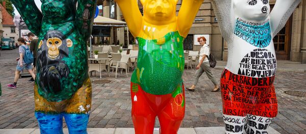 Медведи Либерии, Литвы и Люксембурга на выставке United Buddy Bears в Риге Медведи Либерии, Литвы и Люксембурга на выставке United Buddy Bears в Риге - Sputnik Latvija