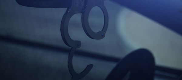 Наручники на стекле полицейской машины Наручники на стекле полицейской машины - Sputnik Latvija