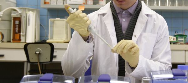 Сотрудник работает в лаборатории анализа Сотрудник работает в лаборатории анализа - Sputnik Latvija