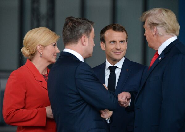 Президент Хорватии Колинда Грабар-Китарович, премьер-министр Люксембурга Ксавье Беттель, президент Франции Эммануэль Макрон и президент США Дональд Трамп (слева направо) на саммите НАТО в Брюсселе Президент Хорватии Колинда Грабар-Китарович, премьер-министр Люксембурга Ксавье Беттель, президент Франции Эммануэль Макрон и президент США Дональд Трамп (слева направо) на саммите НАТО в Брюсселе - Sputnik Латвия