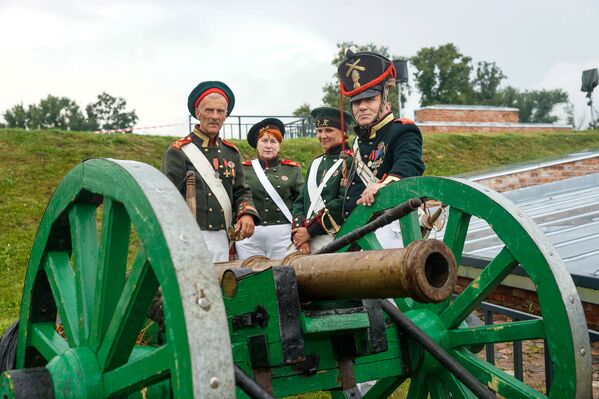 Крепостная артиллерия выведена на позиции. Традиционный фестиваль реконструкции событий 1812 года Dinaburg-1812 - Sputnik Латвия