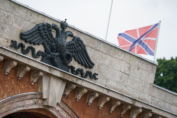 Герб Российской империи над Николаевскими воротами Динабургской крепости - Sputnik Латвия
