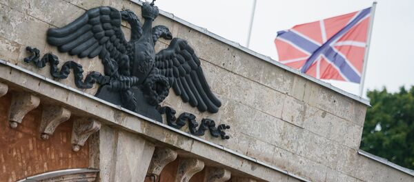 Герб Российской империи над Николаевскими воротами Динабургской крепости - Sputnik Латвия