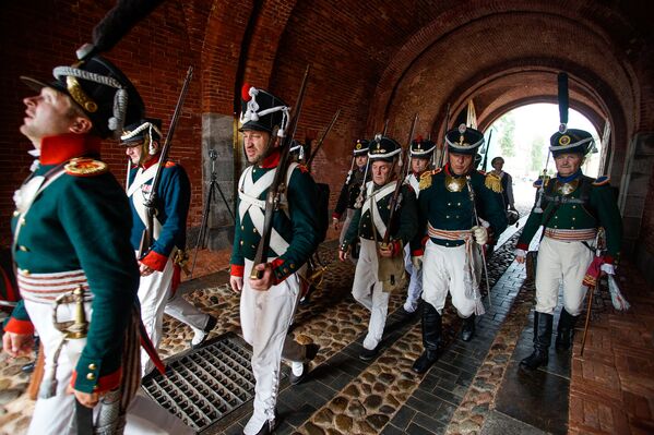 Русские войска выдвигаются на позиции. Традиционный фестиваль реконструкции событий 1812 года Dinaburg-1812 - Sputnik Латвия