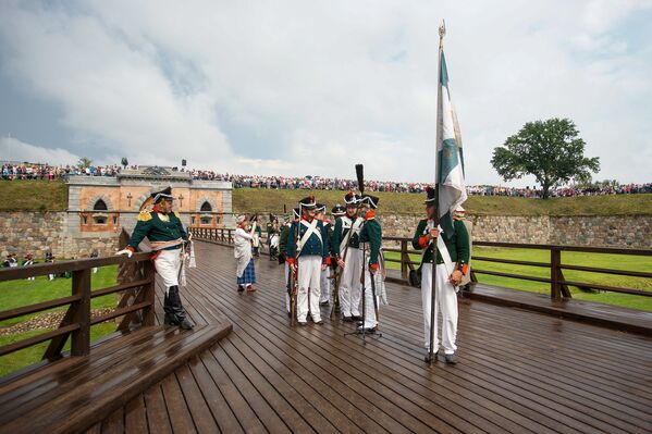 Русские войска выстраиваются на деревянном мосту у Николаевских ворот. Традиционный фестиваль реконструкции событий 1812 года Dinaburg-1812 - Sputnik Латвия