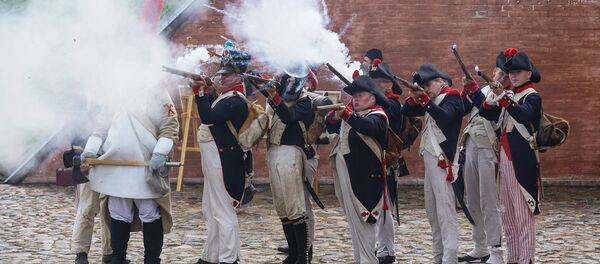 Французские войска атакуют защитников крепости. Традиционный фестиваль реконструкции событий 1812 года Dinaburg-1812 - Sputnik Латвия