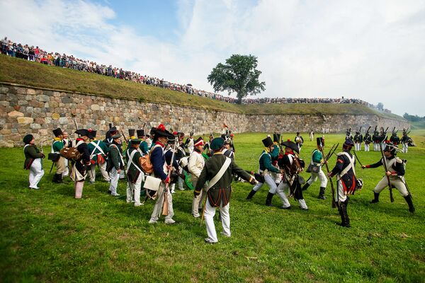 Французы атакуют позиции крепостной артиллерии. Традиционный фестиваль реконструкции событий 1812 года Dinaburg-1812 - Sputnik Латвия