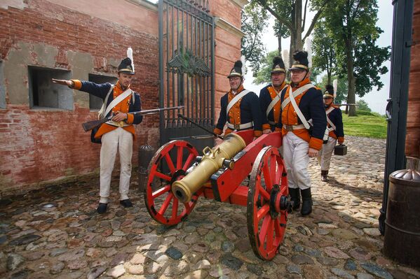 Участники реконструкции возвращаются в крепость. Традиционный фестиваль реконструкции событий 1812 года Dinaburg-1812 - Sputnik Латвия