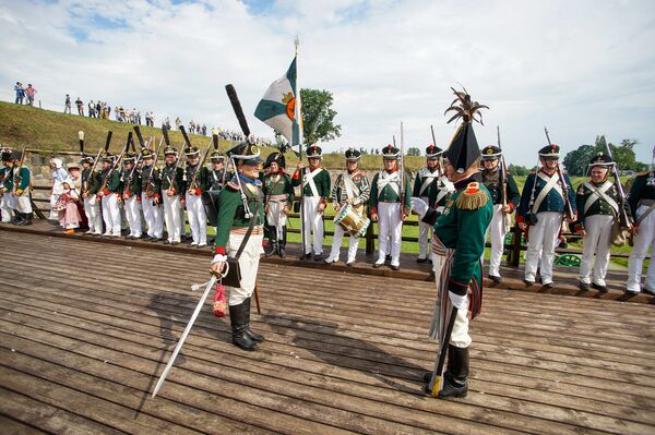 Участники реконструкции на построении. Традиционный фестиваль реконструкции событий 1812 года Dinaburg-1812 - Sputnik Латвия