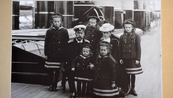 Фотография семьи Государя Императора Николая II на палубе императорской яхты Штандарт (1907 г.) в музее святой царской семьи в Екатеринбурге - Sputnik Латвия