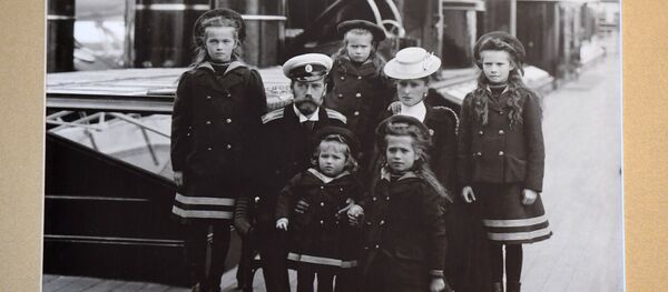 Фотография семьи Государя Императора Николая II на палубе императорской яхты Штандарт (1907 г.) в музее святой царской семьи в Екатеринбурге Фотография семьи Государя Императора Николая II на палубе императорской яхты Штандарт (1907 г.) в музее святой царской семьи в Екатеринбурге - Sputnik Latvija