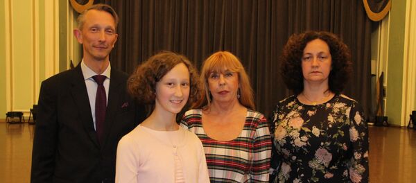 Зоя Тупанова-Родман (вторая справа) и генеральный консул Эстонии в Санкт-Петербурге Карл Эрик Лаантеэ Рейнтамм с супругой и дочерью - Sputnik Латвия
