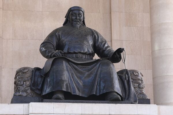 Чингисхан восседает в центре Улан-Батора - Sputnik Латвия