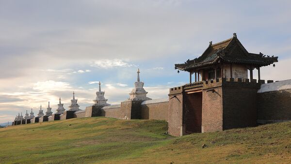 Стена одного из старейших буддийских дацанов Монголии - Эрдэнэ-Зуу, который построили на камнях из стен Каракорума - Sputnik Латвия