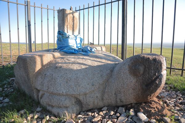 Древний артефакт времен Чингисхана - каменная черепаха из Каракорума: сейчас она лежит на горе близ места раньше стоял великий город - Sputnik Латвия