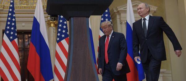 Krievijas prezidents Vladimirs Putins un ASV prezidents Donalds Tramps kopīgajā preses konferencē pēc tikšanās Helsinkos Krievijas prezidents Vladimirs Putins un ASV prezidents Donalds Tramps kopīgajā preses konferencē pēc tikšanās Helsinkos - Sputnik Latvija