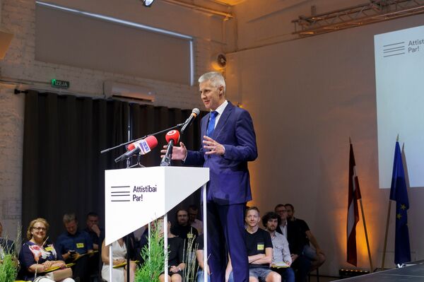 Русофобия, небрезгливость и универсальность: как остаться у власти в Латвии Русофобия, небрезгливость и универсальность: как остаться у власти в Латвии - Sputnik Латвия