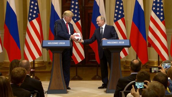 Путин вручил Трампу футбольный мяч чемпионата мира - 2018 - Sputnik Латвия