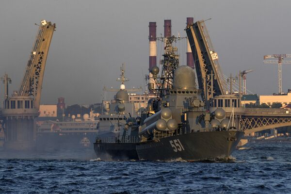 Малый ракетный корабль Ливень на репетиции парада в честь Дня Военно-морского флота в акватории Невы в Санкт-Петербурге - Sputnik Латвия