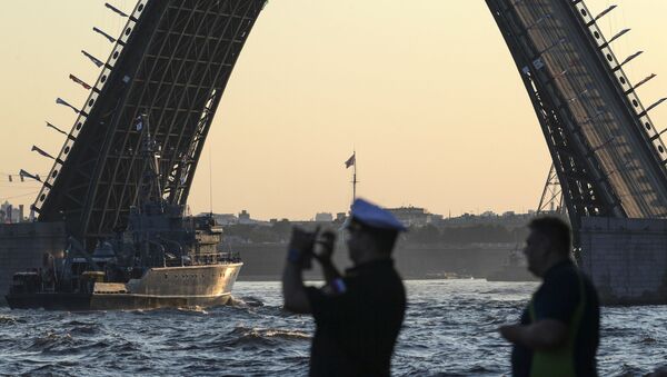Базовый тральщик на репетиции парада в честь Дня Военно-морского флота в акватории Невы в Санкт-Петербурге - Sputnik Латвия