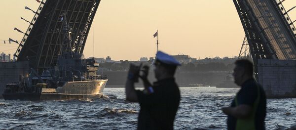 Базовый тральщик на репетиции парада в честь Дня Военно-морского флота в акватории Невы в Санкт-Петербурге - Sputnik Латвия