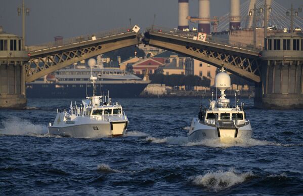 Корабли на репетиции парада в честь Дня Военно-морского флота в акватории Невы в Санкт-Петербурге - Sputnik Латвия