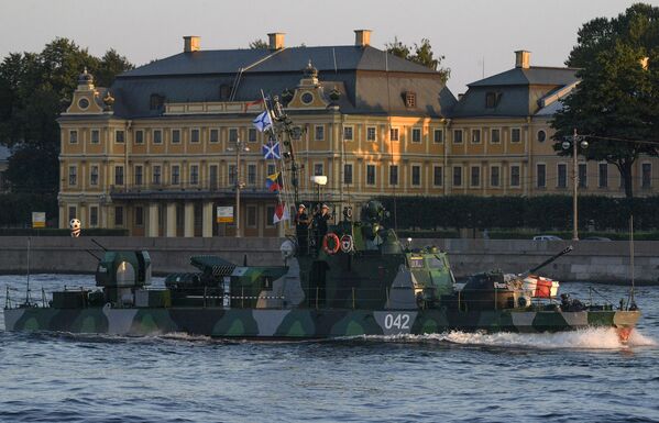 Артиллерийский катер на репетиции парада в честь Дня Военно-морского флота в акватории Невы в Санкт-Петербурге - Sputnik Латвия