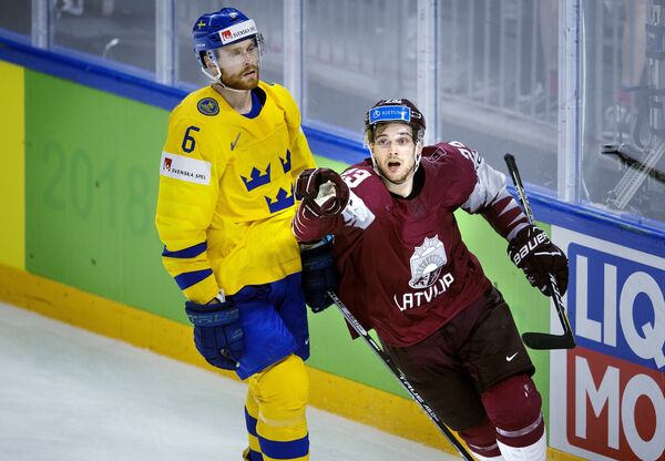 Теодорс Блюгерс (справа) радуется заброшенной шайбе в четвертьфинале чемпионата мира против Швеции Теодорс Блюгерс (справа) радуется заброшенной шайбе в четвертьфинале чемпионата мира против Швеции - Sputnik Латвия